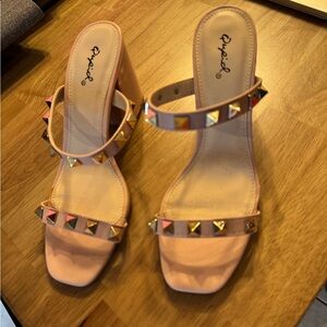 Elegant Pink and Gold Heels with a Glamorous Touch